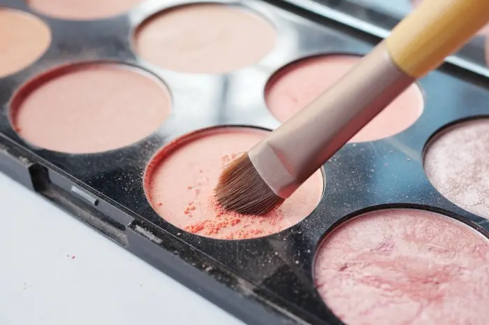 Cara Menggunakan Blush On agar Wajah Tampak Segar dan Merona