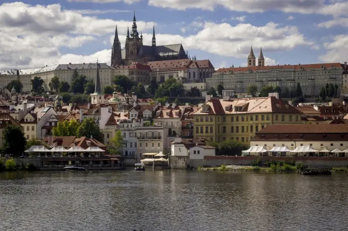 Pesona Kota Praha, Wisata Romantis dengan Arsitektur Abad Pertengahan