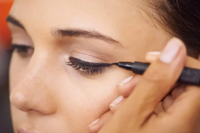 Tips Menggunakan Eyeliner agar Mata Tampak Lebih Besar